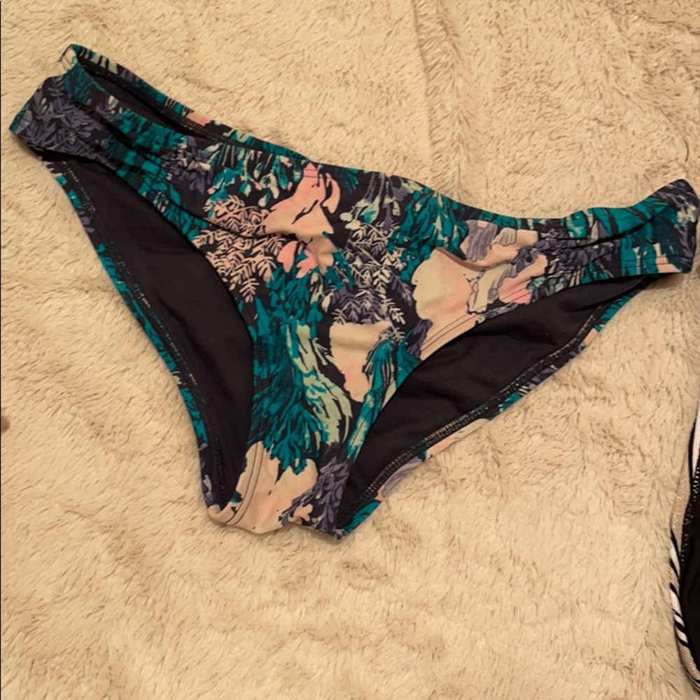 Swim Collection (pacsun, pilyq and more) - Picture 7 of 9